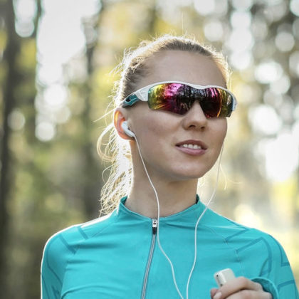 Frau im Freien mit Sportbrille