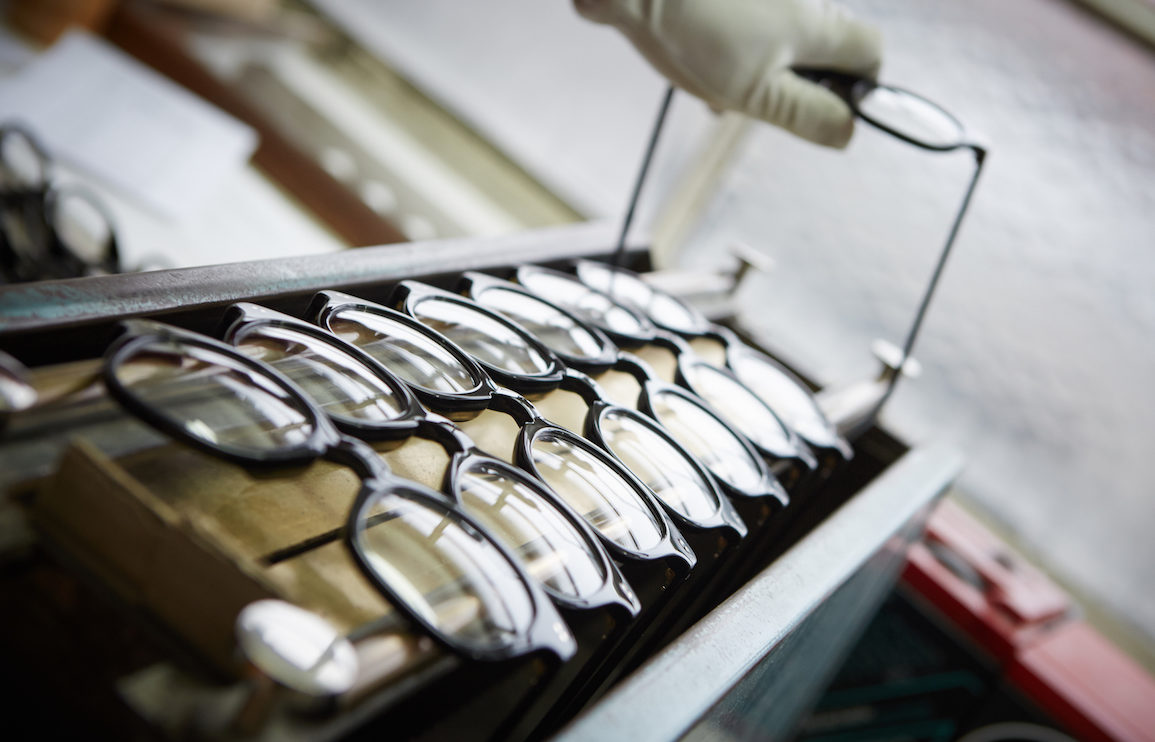 Wie entstehen Brillengläser und welche Materialien kommen zum Einsatz? Deine steirischen Optiker