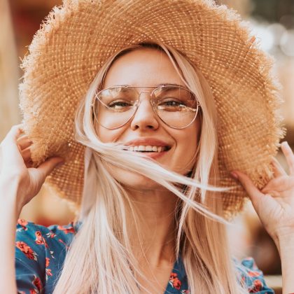 Frau mit trendiger Brille