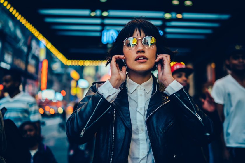 Frau mit trendiger Metallbrille