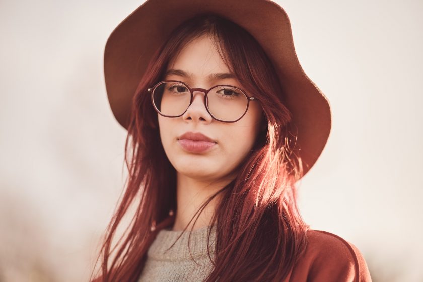 Frau mit hexagonaler Brille und Hut