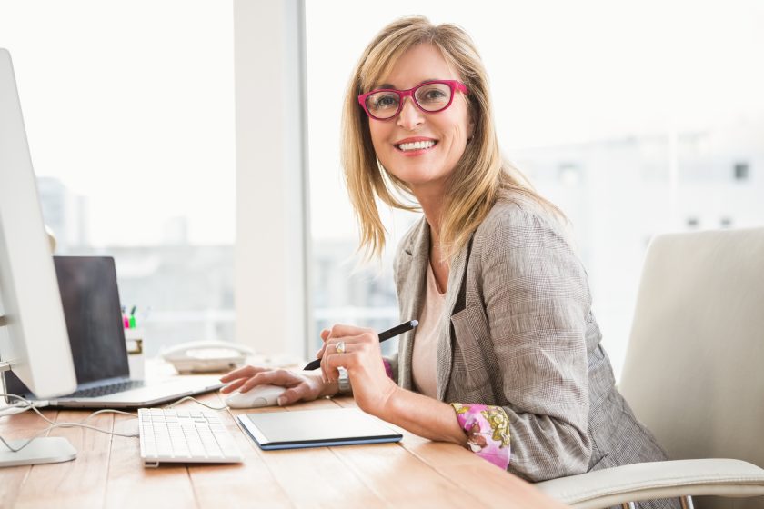 Frau mit Brille im Büro