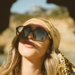 Frau mit Tuch im Haar und großer Sonnenbrille