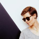 Frau mit Panto-Brille