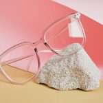 Brille mit großem, transparenten Rahmen