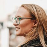 Blonde frau mit grüner Brille