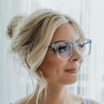 Blonde Frau mit Brille