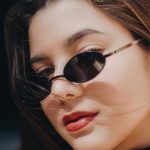 Frau mit ovaler Sonnenbrille