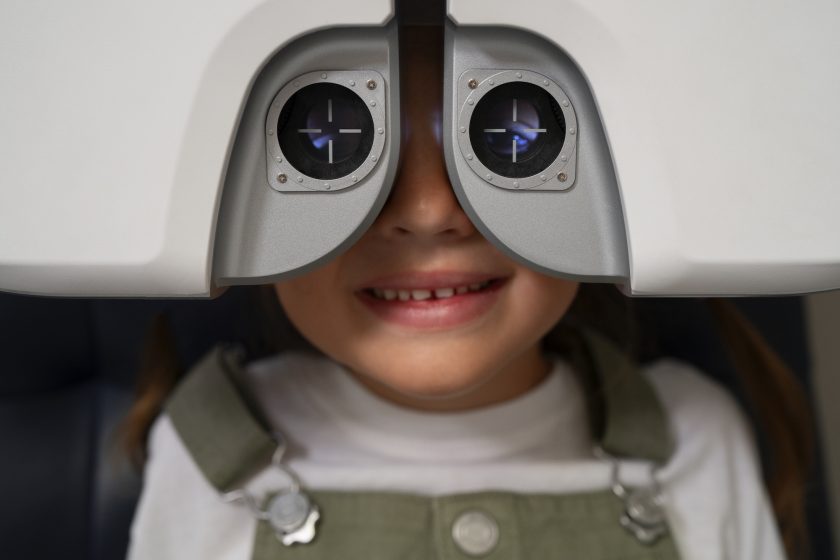 front-view-girl-getting-her-eyes-checked © Freepik Kind beim Sehtest
