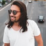 Mann mit Panto-Brille