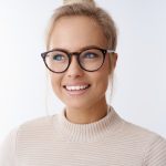 Frau mit Panto-Brille