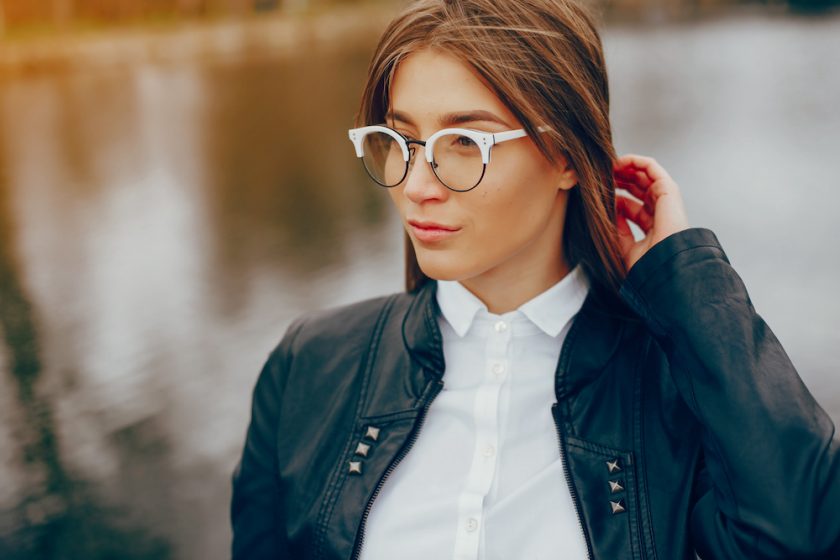 Frau mit Panto-Brille