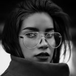 Schwarz-weiß-Bild von dunkelhaariger Frau mit Brille
