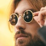 Mann mit Bart und runder Metall-Sonnenbrille