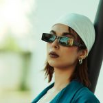 Frau mit Haartuch und Sonnenbrille