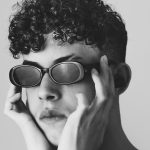 Mann mit schwarzer Sonnenbrille