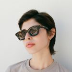 Frau mit kurzen Haaren und Sonnenbrille