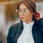 dunkelhaarige frau mit brille