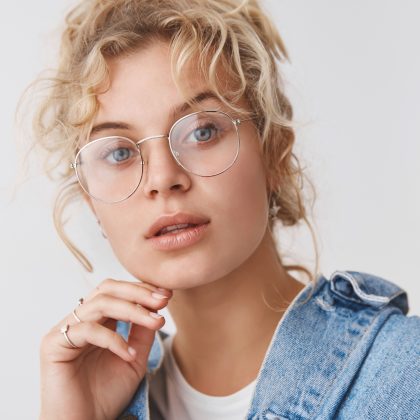 Blonde Frau mit silberner Metallbrille