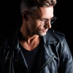 Mann mit Lederjacke und silberner Brille