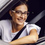 Frau im Auto mit Brille