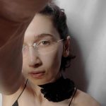 Frau mit randloser Brille