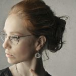 Frau mit Cateye-Brille