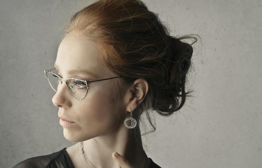 Frau mit Cateye-Brille