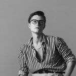 Schwarz-weiß-Bild von Mann mit gestreiftem Hemd und Brille