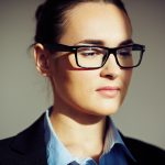 Frau mit Businesskleidung und Brille