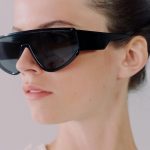 Frau mit großer, dunkler Sonnenbrille