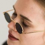 Close-up von Frau mit goldener Metallsonnenbrille