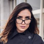 Dunkelhaarige Frau mit schwarzer Brille