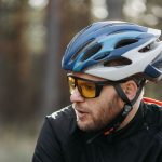 Mann mit Radhelm und Sportbrille