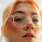 Blonde Frau mit heller Brille